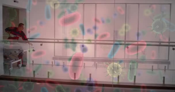 多个Covid 19细胞和血管 对抗在医院推送病人的医护人员 Coronavirus Covid 19大流行病概念 — 图库视频影像
