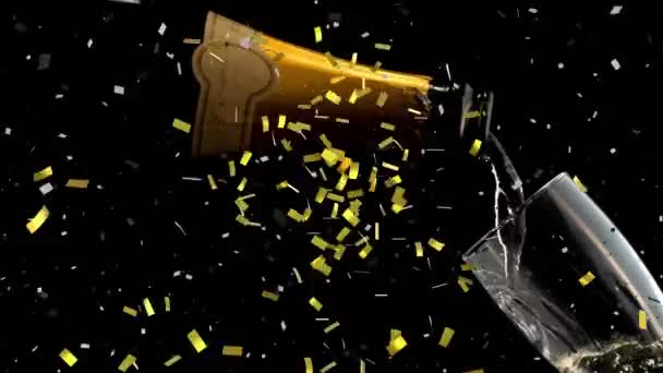 Gouden Confetti Valt Champagne Die Een Glas Tegen Zwarte Achtergrond — Stockvideo