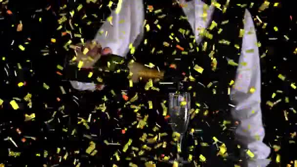 Gouden Confetti Die Het Midden Van Een Barman Valt Champagne — Stockvideo