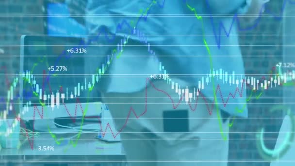 Mercado Ações Processamento Dados Financeiros Sobre Homem Caucasiano Usando Computador — Vídeo de Stock