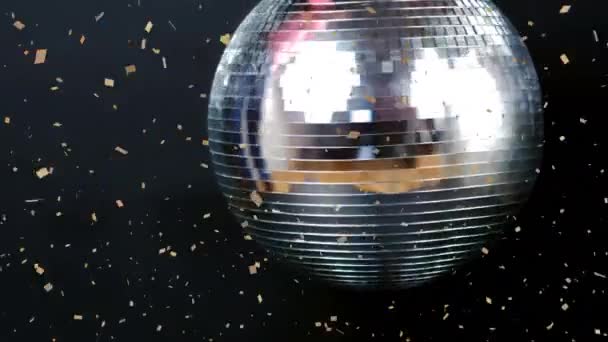 Gümüş Dönen Disko Topunun Üzerine Siyah Arka Plana Düşen Konfetilerin — Stok video