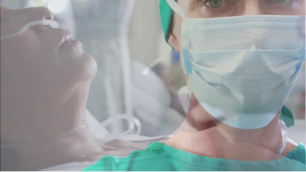 Portret Białej Chirurżki Noszącej Maskę Twarzy Starszej Kobiety Szpitalnym Łóżku — Wideo stockowe