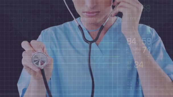 病院で聴診器を持っている女性の健康労働者に関する統計的および医学的データ処理 医療と医療技術の概念は — ストック動画