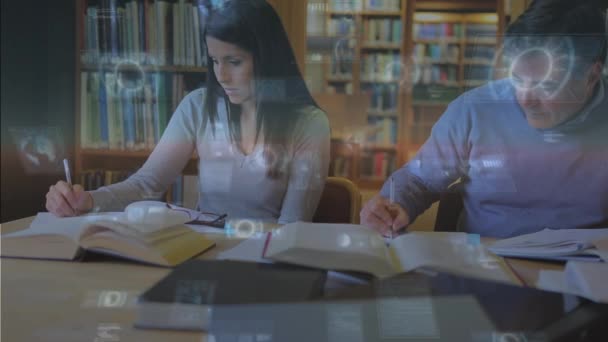 Rundskannrar Och Databehandling Över Kaukasisk Kvinnlig Student Som Studerar Biblioteket — Stockvideo