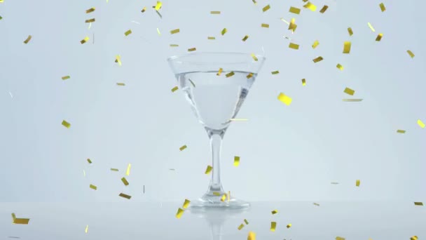 Golden Confetti Vallen Olijven Vallen Cocktailglas Tegen Grijze Achtergrond Nachtleven — Stockvideo