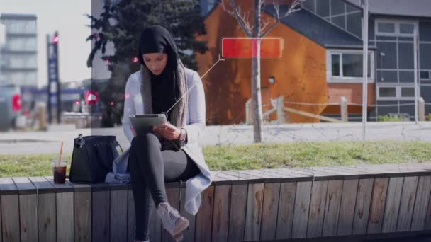 Réseau Connexions Multiples Icônes Numériques Flottant Sur Femme Dans Hijab — Video
