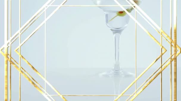 Gyllene Ram Design Mönster Över Oliver Cocktail Glas Mot Grå — Stockvideo