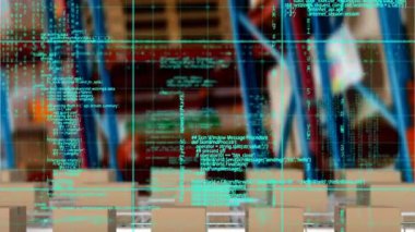 Arkadaki taşıma bantlarındaki karton kutuların üzerinde veri işleme animasyonu. küresel gönderim ve bağlantılar konsepti dijital olarak oluşturulmuş video.