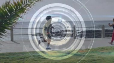 Gezinti güvertesinde koşan protez bacaklı Afrikalı Amerikalı bir kadına karşı. Spor ve spor teknolojisi kavramı