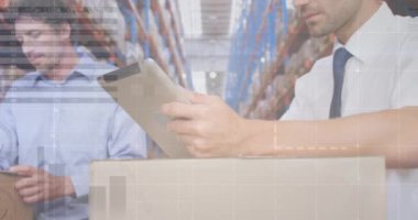 Depoda çalışan insanların veri işleme animasyonları. küresel sevkiyat, dağıtım ve bağlantılar konsepti dijital olarak oluşturulmuş video.