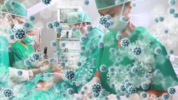 手術室の外科医の上にCovid 19ウイルス細胞のアニメーション 世界中で流行している19の概念をデジタルで — ストック動画