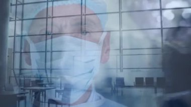 Yüz maskesi takan erkek cerrahların ve hızlı hareket eden insanların animasyonu. küresel covid 19 salgın hastalık ve sağlık hizmetleri konsepti dijital olarak oluşturulmuş video.