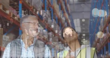 Depoda çalışan insanların veri işleme animasyonları. küresel sevkiyat, dağıtım ve bağlantılar konsepti dijital olarak oluşturulmuş video.