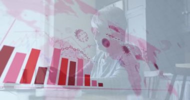 Akıllı telefon kullanan kadın üzerinde grafik ve covid 19 virüs hücresi animasyonu. küresel covid 19 salgın konsepti dijital olarak oluşturulmuş video.