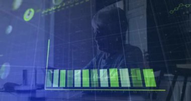 Akıllı telefon kullanan kadın üzerinde grafik ve covid 19 virüs hücresi animasyonu. küresel covid 19 salgın konsepti dijital olarak oluşturulmuş video.