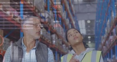 Depoda çalışan insanların veri işleme animasyonları. küresel sevkiyat, dağıtım ve bağlantılar konsepti dijital olarak oluşturulmuş video.