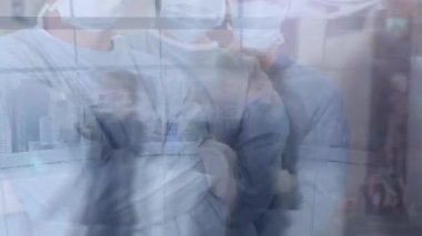 Yüz maskesi takan cerrahların ve hızlı hareket eden insanların animasyonu. küresel covid 19 salgın hastalık ve sağlık hizmetleri konsepti dijital olarak oluşturulmuş video.
