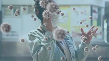 Yüz maskesi takan ve akıllı telefondan konuşan bir kadın için Coperid 19 virüs hücresi animasyonu. küresel covid 19 salgın konsepti dijital olarak oluşturulmuş video.