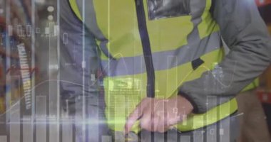 Depoda çalışan adamın veri işleme animasyonu. küresel sevkiyat, dağıtım ve bağlantılar konsepti dijital olarak oluşturulmuş video.