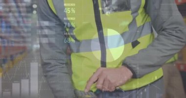Depoda çalışan adamın veri işleme animasyonu. küresel sevkiyat, dağıtım ve bağlantılar konsepti dijital olarak oluşturulmuş video.
