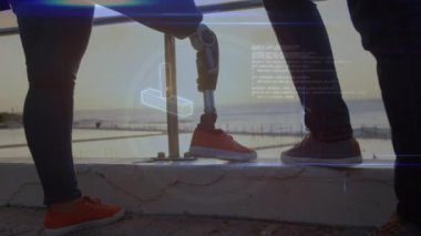 Güvertede protez bacağı olan bir kadın için DNA yapısı ve veri işleme. Spor ve spor teknolojisi kavramı