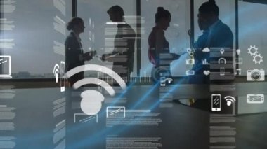 Ofisteki iş adamlarına karşı veri işleme sistemli birden fazla ekran. küresel iş ve bilgisayar arayüzü teknolojisi kavramı