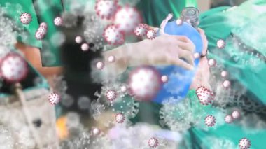 Ameliyathanedeki cerrahların üzerinde kovid 19 virüs hücresi animasyonu. küresel covid 19 salgın konsepti dijital olarak oluşturulmuş video.