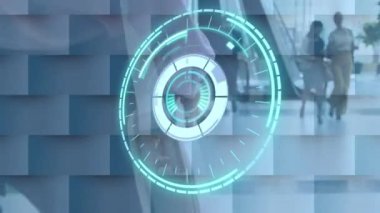 Neon yuvarlak tarayıcı, iş kadınının orta kısmının yürüyen merdivene doğru yürümesine karşı. küresel iş ve bilgisayar arayüzü teknolojisi kavramı