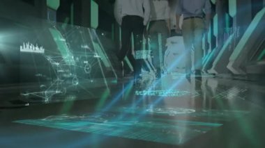 Bilgisayar sunucu odasında yürüyen insanlara karşı veri işleme sistemli birden fazla ekran. küresel iş ve veri depolama teknolojisi kavramı