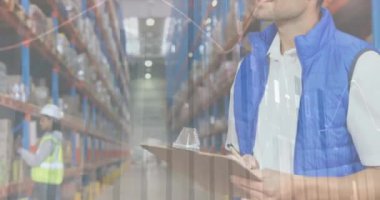 Depoda panoya yazı yazan adamın veri işleme animasyonu. küresel sevkiyat, dağıtım ve bağlantılar konsepti dijital olarak oluşturulmuş video.