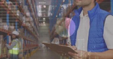 Depoda panoya yazı yazan adamın veri işleme animasyonu. küresel sevkiyat, dağıtım ve bağlantılar konsepti dijital olarak oluşturulmuş video.