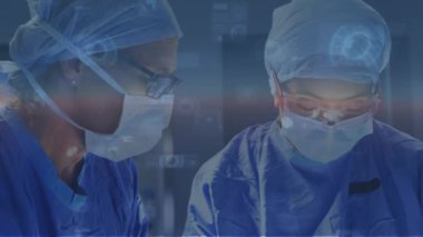 Ameliyat sırasında doktorlardan veri işleme animasyonu. küresel tıp, sağlık ve teknoloji konsepti dijital olarak üretilen video.