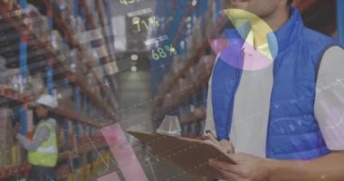 Depoda panoya yazı yazan adamın veri işleme animasyonu. küresel sevkiyat, dağıtım ve bağlantılar konsepti dijital olarak oluşturulmuş video.