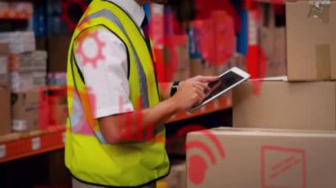 Depoda tablet kullanan adamın dijital simgelerinin animasyonu. küresel sevkiyat, dağıtım ve bağlantılar konsepti dijital olarak oluşturulmuş video.