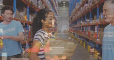 Depoda çalışan insanların veri işleme animasyonları. küresel sevkiyat, dağıtım ve bağlantılar konsepti dijital olarak oluşturulmuş video.