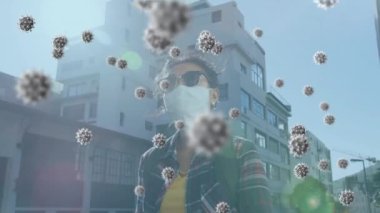 Akıllı telefon kullanan yüz maskesi takan bir kadın için Coperid 19 virüs hücresi animasyonu. küresel covid 19 salgın konsepti dijital olarak oluşturulmuş video.