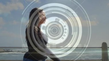 Round tarayıcı ve protez bacaklı Afrikalı Amerikalı bir kadına karşı veri işleme. Spor ve spor teknolojisi kavramı