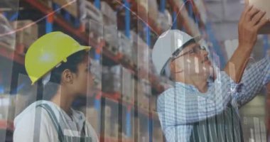 Depoda çalışan insanların veri işleme animasyonları. küresel sevkiyat, dağıtım ve bağlantılar konsepti dijital olarak oluşturulmuş video.