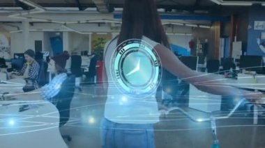 Ofiste bisikletle yürüyen bir kadına karşı neon dijital saat tik tak ve parlayan ışık izleri. küresel iş ve teknoloji kavramı