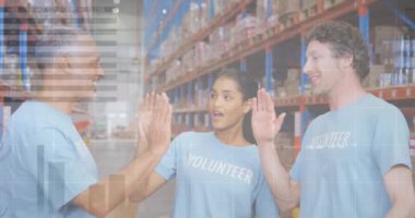 Depoda çalışan insanların veri işleme animasyonları. küresel sevkiyat, dağıtım ve bağlantılar konsepti dijital olarak oluşturulmuş video.