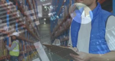 Depoda panoya yazı yazan adamın veri işleme animasyonu. küresel sevkiyat, dağıtım ve bağlantılar konsepti dijital olarak oluşturulmuş video.