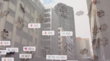 İş adamı ve şehir manzarası üzerine sosyal medya simgeleri ve numaralarının animasyonu. küresel bağlantılar, veri işleme ve dijital arayüz konsepti dijital olarak oluşturulmuş video.