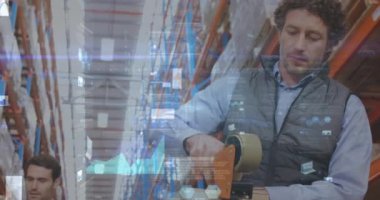 Depoda çalışan insanların veri işleme animasyonları. küresel sevkiyat, dağıtım ve bağlantılar konsepti dijital olarak oluşturulmuş video.