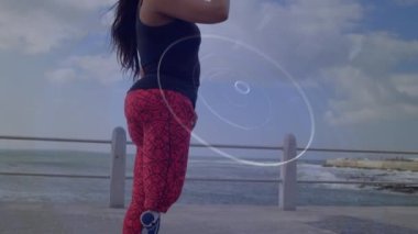 Protez bacaklı ve içme suyu içen Afrikalı Amerikalı bir kadına karşı yuvarlak tarayıcı işlem yapıyor. Spor ve spor teknolojisi kavramı