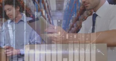 Depoda çalışan insanların veri işleme animasyonları. küresel sevkiyat, dağıtım ve bağlantılar konsepti dijital olarak oluşturulmuş video.