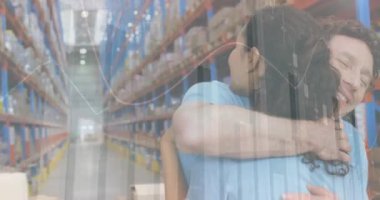 Depoda kucaklaşan insanlarla ilgili veri işleme animasyonu. küresel sevkiyat, dağıtım ve bağlantılar konsepti dijital olarak oluşturulmuş video.