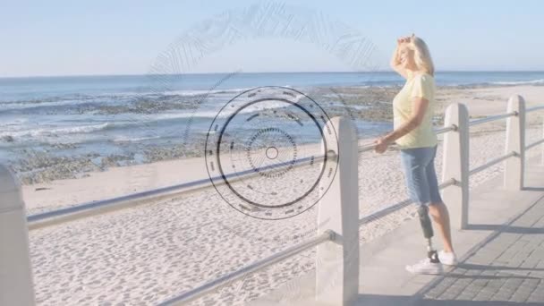 Круглый Сканер Против Белой Пожилой Женщины Протезной Ногой Стоящей Набережной — стоковое видео
