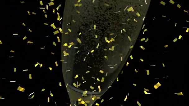 シャンパンのガラス越しに落ちる黄金のコンフェッティのアニメーション 大晦日のパーティーやお祝いのコンセプトデジタルで生成されたビデオ — ストック動画