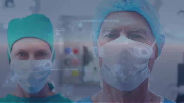 顔のマスクを身に着けている男性と女性の医師以上のデータ処理のアニメーション 世界中の医療 テクノロジーの概念をデジタルで生成し — ストック動画