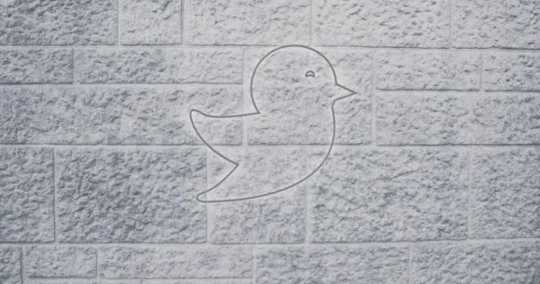 レンガの壁にネオンのソーシャルメディア鳥のアイコンをちらつきのアニメーション ソーシャルメディアやコミュニケーションの概念をデジタルで生成し — ストック動画